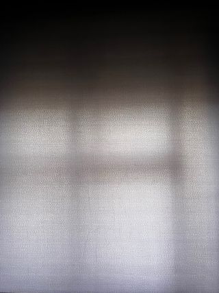 Estores enrollables grises.