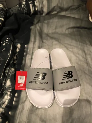 Chanclas New Balance Gris y Blanco