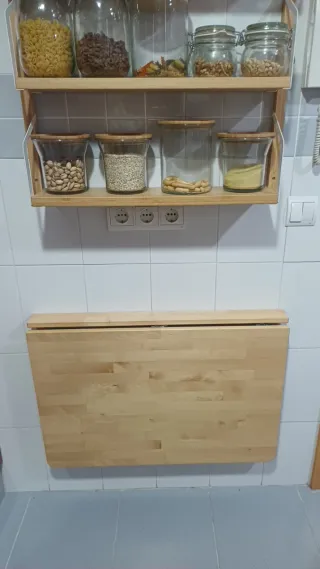 Mesa plegable pared y 2 sillas madera