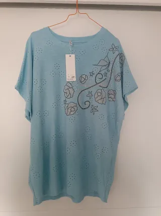 Camiseta azul con pedrería
