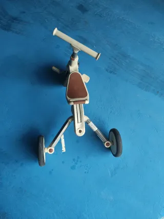 Triciclo adaptativo y convertible para niños