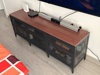 Mueble de salón metálico y madera