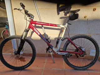 Bicicleta Montaña Kona Roja y Blanca