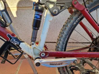 Bicicleta Montaña Kona Roja y Blanca