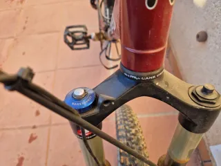 Bicicleta Montaña Kona Roja y Blanca