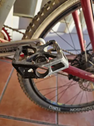 Bicicleta Montaña Kona Roja y Blanca