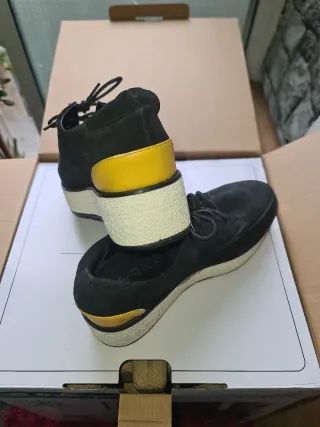 Zapatos negros con detalles dorados