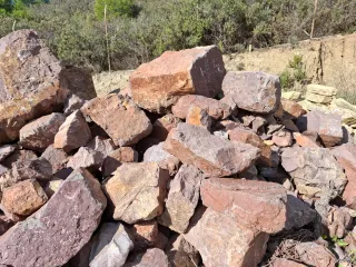 Piedras rojizas para decoración