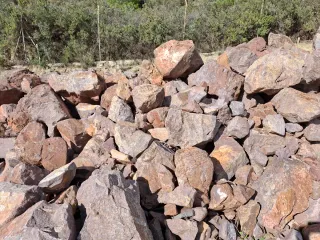 Piedras rojizas para decoración