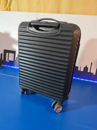 Maleta de viaje negra con ruedas