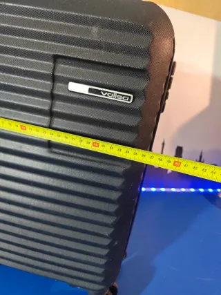 Maleta de viaje negra con ruedas