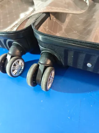 Maleta de viaje negra con ruedas