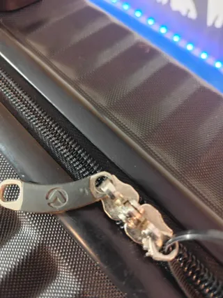 Maleta de viaje negra con ruedas