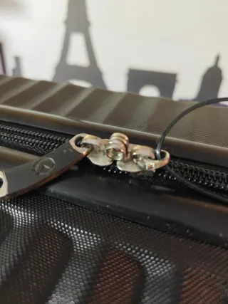 Maleta de viaje negra con ruedas