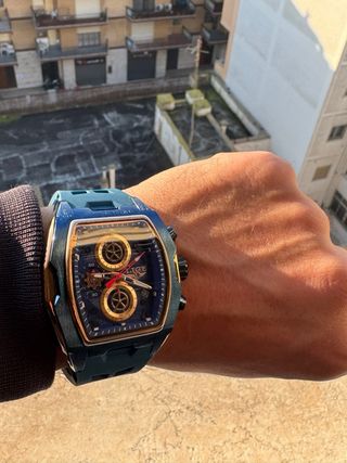 Orologio elegante blu e oro