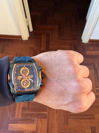 Orologio elegante blu e oro