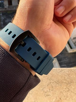 Orologio elegante blu e oro