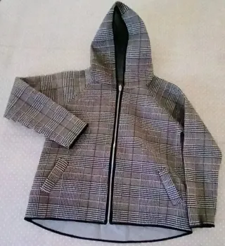 Chaqueta efecto neopreno con capucha