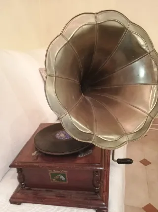 Gramófono antiguo His Master's Voice