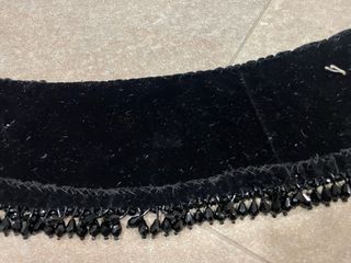 Cuello pedrería y terciopelo negro
