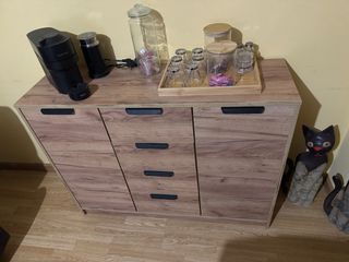 Mueble de café tiene tres cajones amplios y 2 puer