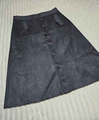 Falda negra midi botones