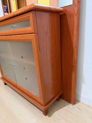 Mueble de entrada con espejo y vitrina