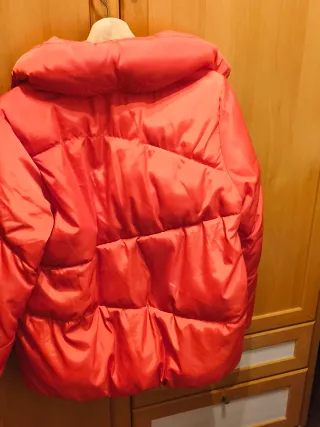 Abrigo plumífero rojo