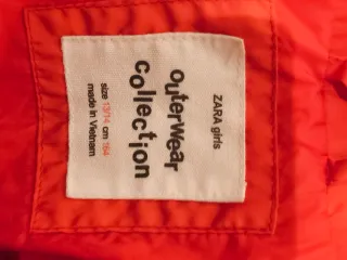 Abrigo plumífero rojo