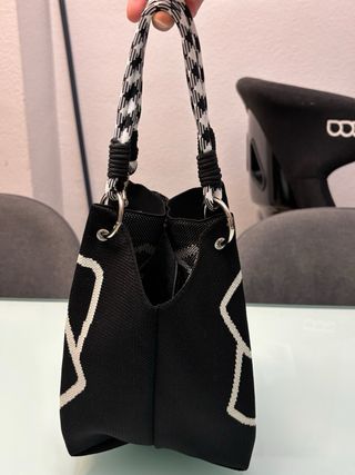 Bolso negro con estampado floral