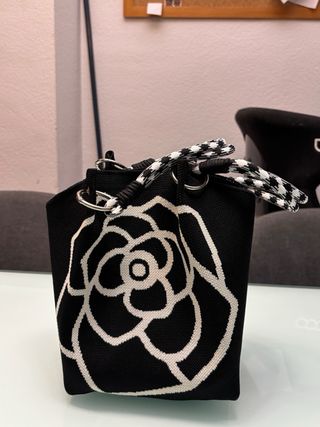 Bolso negro con estampado floral