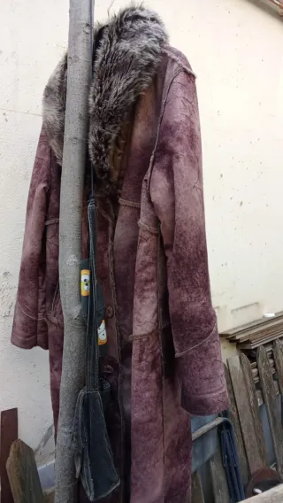 Abrigo largo marrón con cuello de pelo