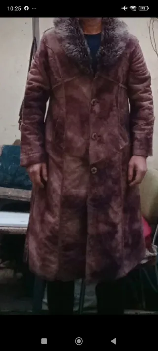 Abrigo largo marrón con cuello de pelo