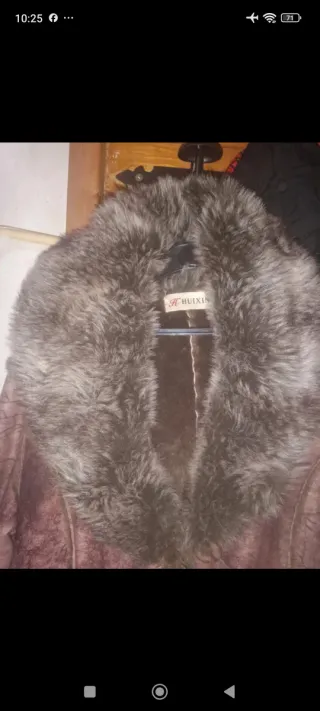 Abrigo largo marrón con cuello de pelo