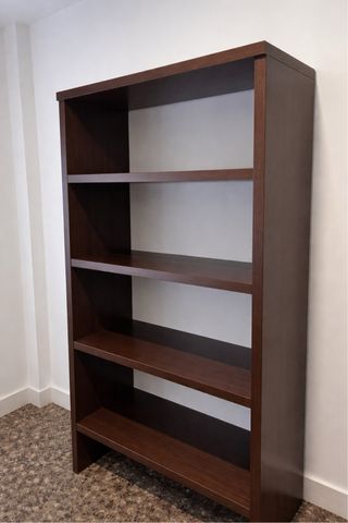 Estantería de madera marrón