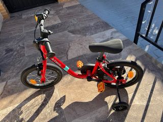 Bicicleta infantil BTWIN roja con ruedines