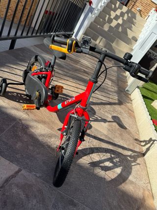 Bicicleta infantil BTWIN roja con ruedines