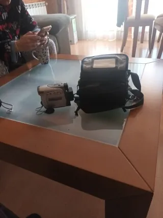 Cámara de vídeo digital plateada