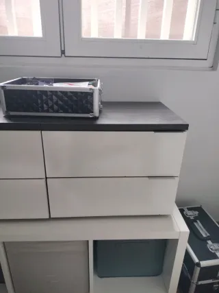 Mesillas de noche blancas y grises