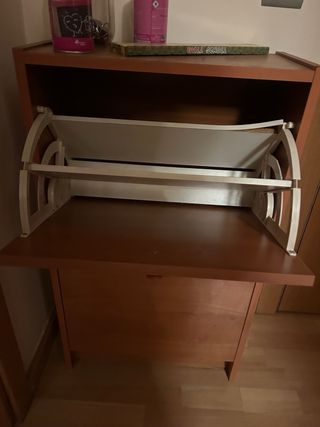 Zapatero de madera marrón y naranja