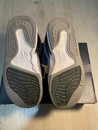 Jordan Max Aura 5 Cement Grey/Topaz Gold.