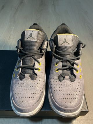 Jordan Max Aura 5 Cement Grey/Topaz Gold.