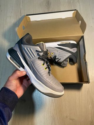 Jordan Max Aura 5 Cement Grey/Topaz Gold.