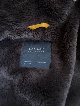 Abrigo acolchado amarillo y negro