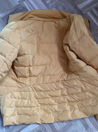 Abrigo acolchado amarillo y negro