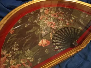 Abanico antiguo enmarcado floral