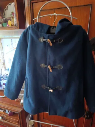 Trenca niño azul talla 10,es muy bonita solo se ha