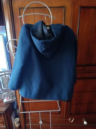 Trenca niño azul talla 10,es muy bonita solo se ha