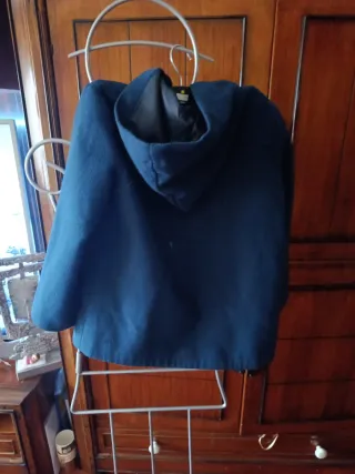 Trenca niño azul talla 10,es muy bonita solo se ha