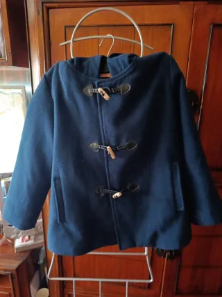 Trenca niño azul talla 10,es muy bonita solo se ha